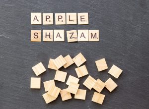 Apple y Shazam escritos con letras de madera (Scrabble)