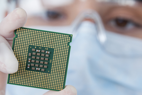 Close-up,Of,Female,Surgeon,Holding,A,Processor,Against,White,Background Close-up,Of,Female,Surgeon,Holding,A,Processor,Against,White,Background