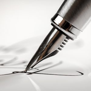 Acercamiento a pluma fuente firmando un documento