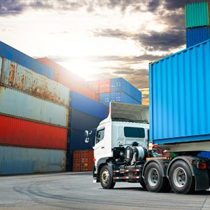 Camión de carga en patio de operaciones