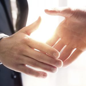 Dos personas dándose la mano para cerrar un trato