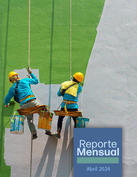 Fotografía de dos personas colgadas de una cuerda pintando la fachada de un edificio.