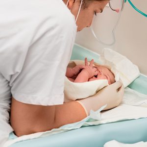 recién nacido atendido por enfermero