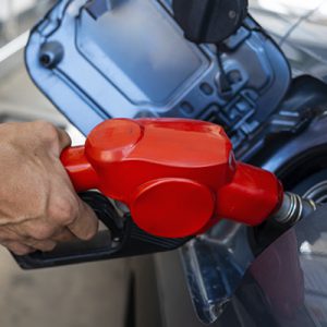 Acercamiento a la mano de una persona cargando gasolina
