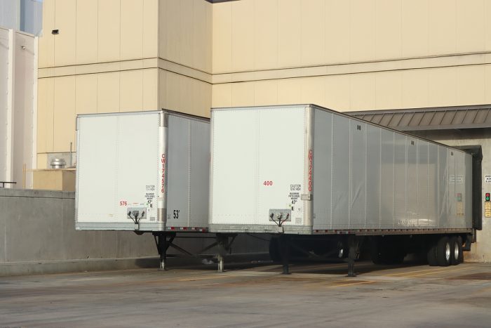 Fotografía de la entrada de carga para proveedores de un supermercado